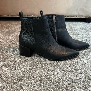 Everlane Boss boots in pebbled black